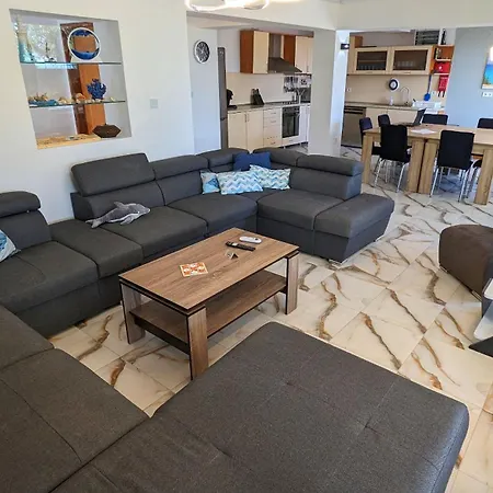 Arode Dionysus - Digital Nomads Coliving בית הארחה